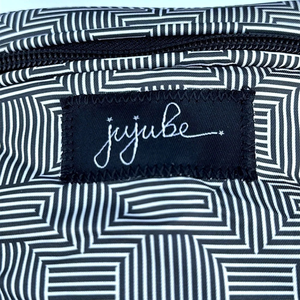 Jujube breastmilk mini cooler bag on the go geo pattern black and white